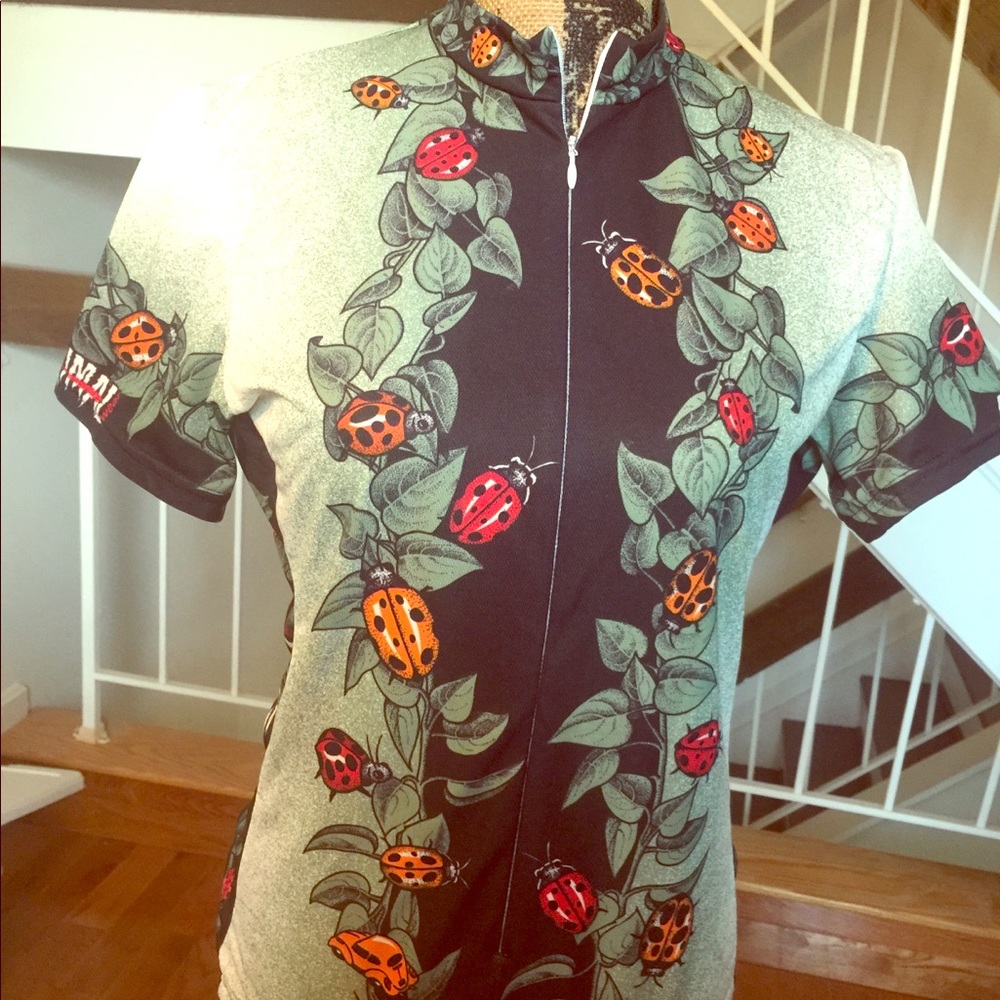 Cycling shirt with 3 pockets in back of shirt